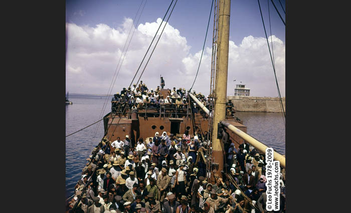 0947 crowd boat exodus_c_leo_fuchs_photography_www.leofuchs.com.jpg